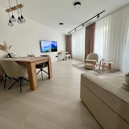 Skau Piano Family & Business Free Parking Pozsony