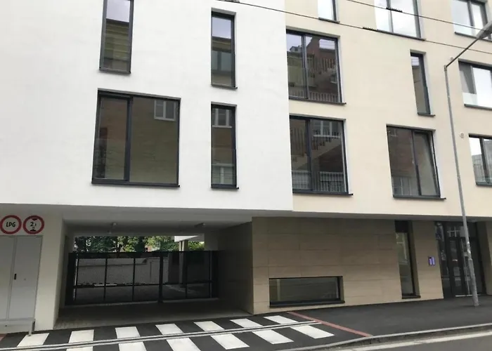 Skau Piano Family & Business Free Parking Pozsony