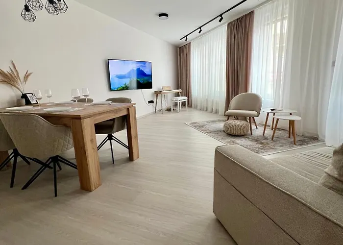 Skau Piano Family & Business Free Parking Pozsony